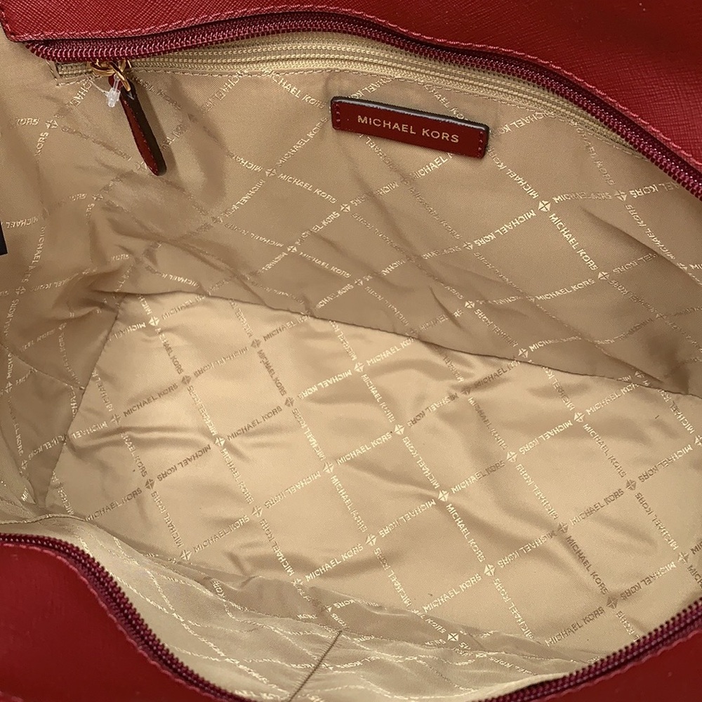 MICHAEL KORS LOGO SHOULDER
TOTE DARK CHERRY COLOR 14.75"W X
10"H × 5.5"D - Picture 15 of 16